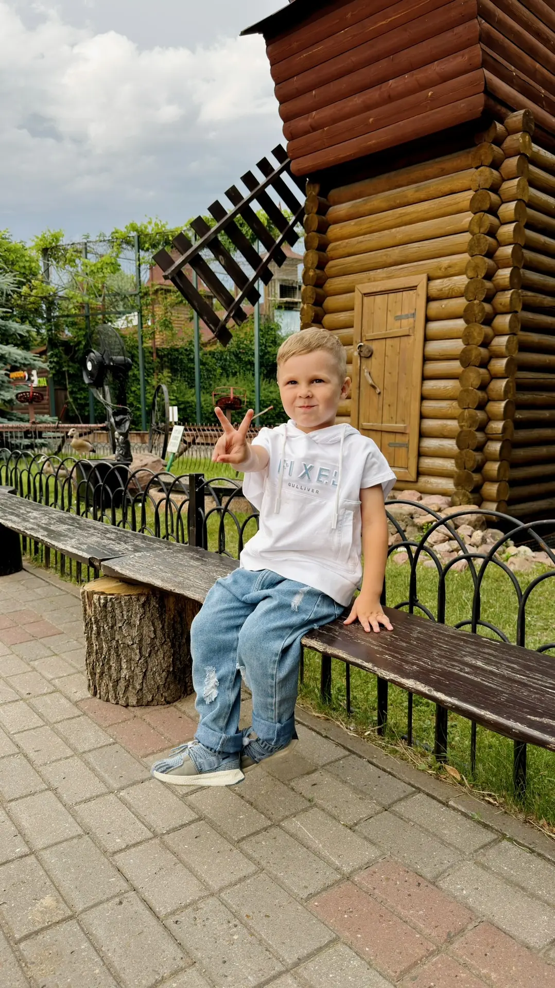 Лук Дани: 

Футболка-худи:
https://www.lamoda.ru/p/MP002XB08A4C/
Джинсы:

https://www.wildberries.ru