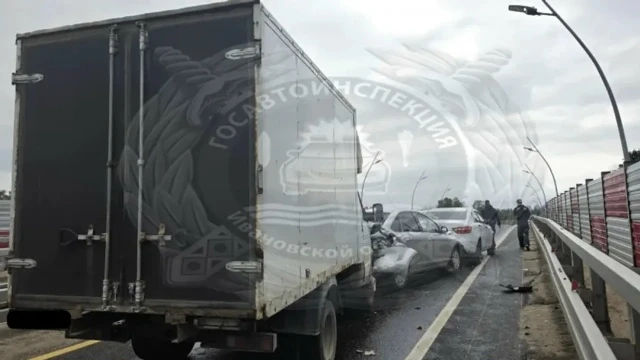 В Иванове на Загородном шоссе столкнулись четыре автомобиля

Фото: 37 мвд рф. Автор: Сухоруков Алекс