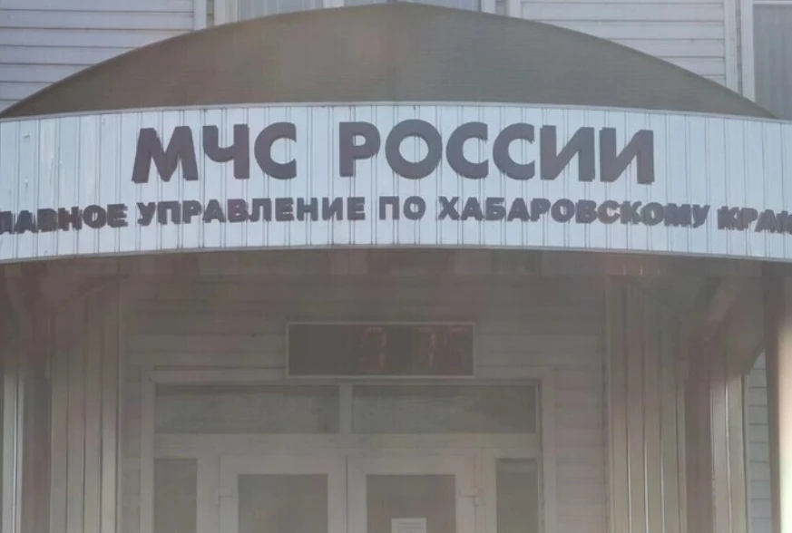 В Хабаровске на острове Кабельный спасатели на катерах тушили трёхкилометровый пожар. 

Днём 13 июня