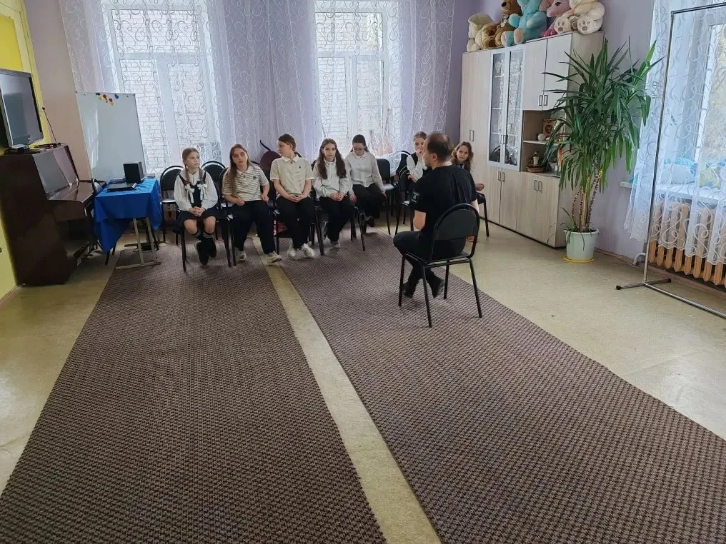 Зажигаем звезд! ✨  4 мая наши ребята из 5«Б» класса попробовали себя в роли настоящих артистов! 🎭  У