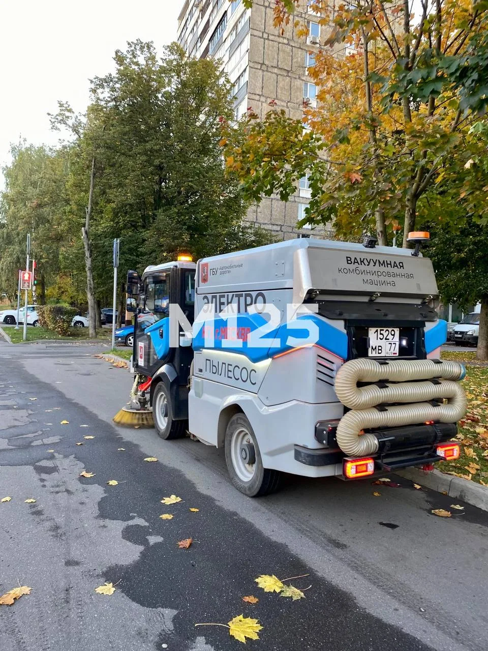 На Чертановской пылесосят тротуары, собирая упавшую листву 🍁