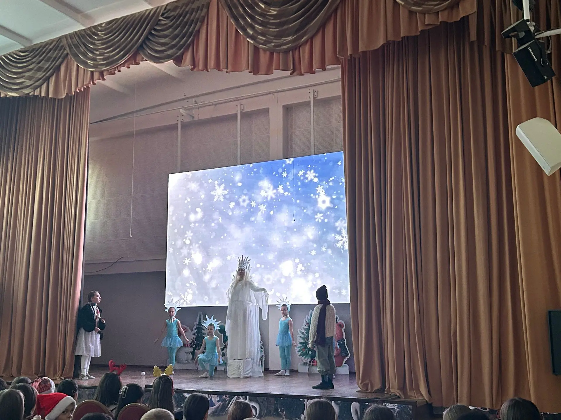 Спектакль «Снежная королева»    🎄Традиционным новогодним подарком для учащихся 3 и 4 классов стал  с
