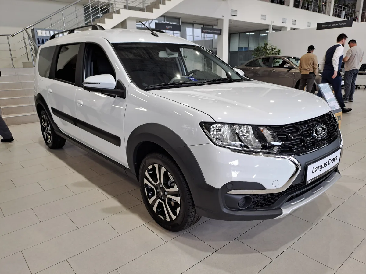 LADA Largus Cross: 7 мест, 106 л.с. и выгода до 170 000 ₽ по трейд-ин