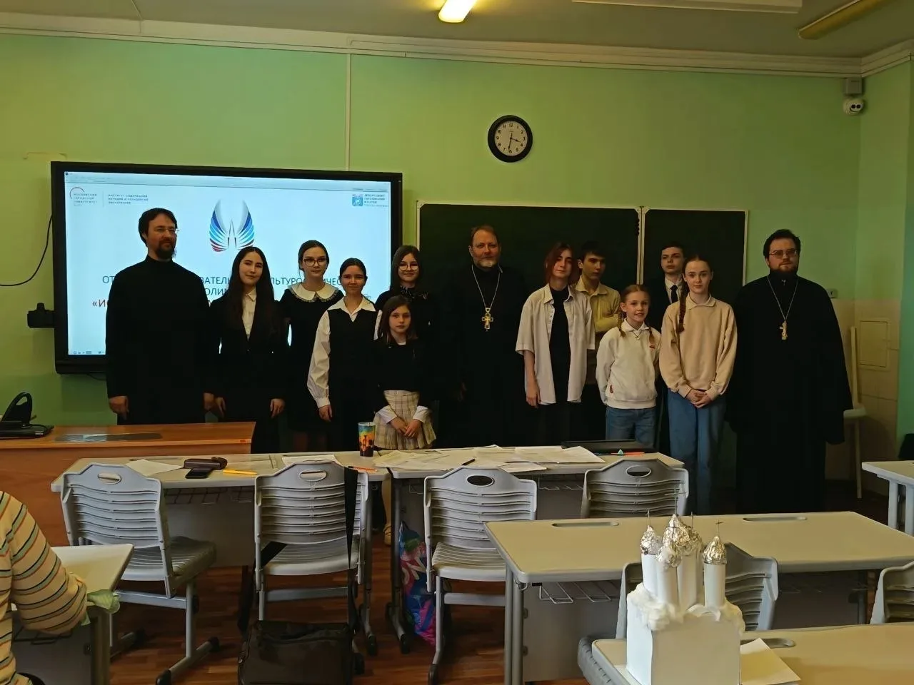 Школьные новости  Храмы в объективе 5 «З»  ⛪Наши пятиклассницы — Яна, Николь, Арина и Дарья — принял