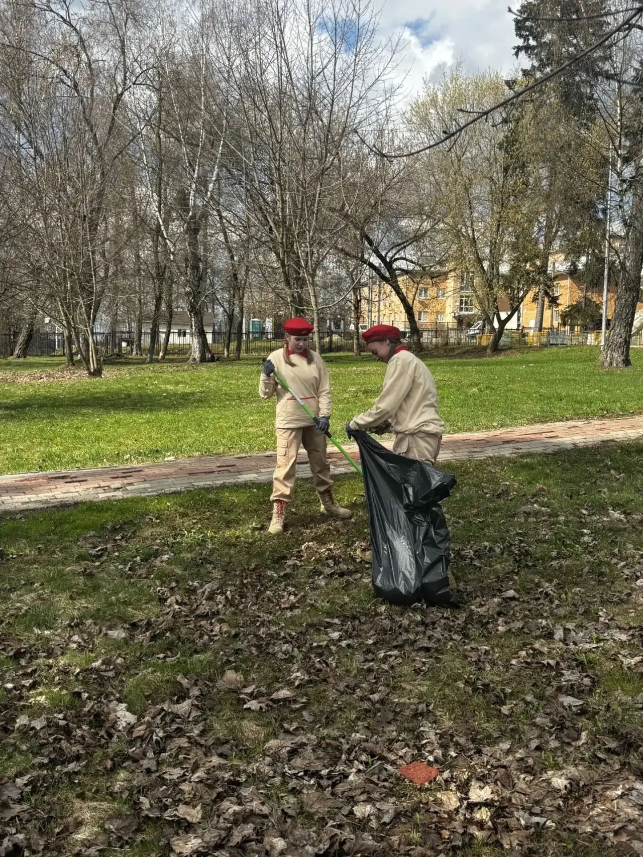 🇷🇺 Боевая уборка: юнармейцы отряда «Память» МОУ СОШ 18 имени Подольских курсантов навели порядок у п