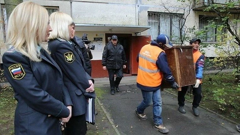 СУД ЗАПРЕТИЛ БАНКАМ ОСПАРИВАТЬ ДАРЕНИЕ ЕДИНСТВЕННОГО ЖИЛЬЯ ГРАЖДАН-ДОЛЖНИКОВ - У КОГО Т...