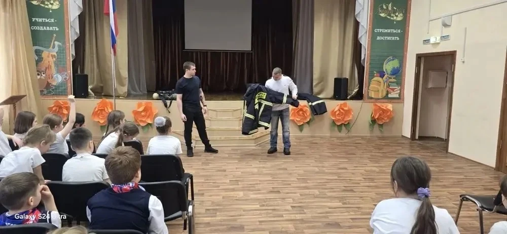 🔥 Накануне Дня пожарной охраны России бойцы отряда пожарной охраны №2 провели для учен...