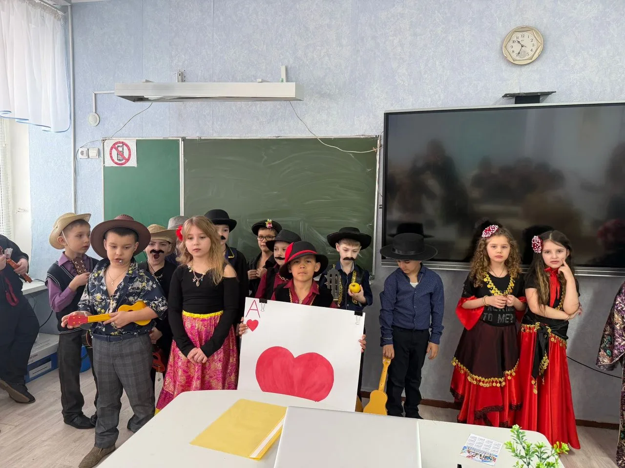 В рамках Недели национальностей ученики 1 «А» класса устроили яркое представление для 11-го выпускно