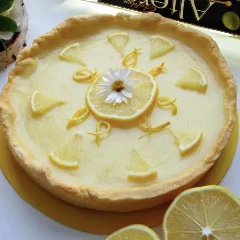 🍋 ЛИМОННЫЙ ТАРТ БЕЗ ВЫПЕЧКИ — 140 ККАЛ

Основа из фиников и овсянки, начинка из творога и лимона. Х