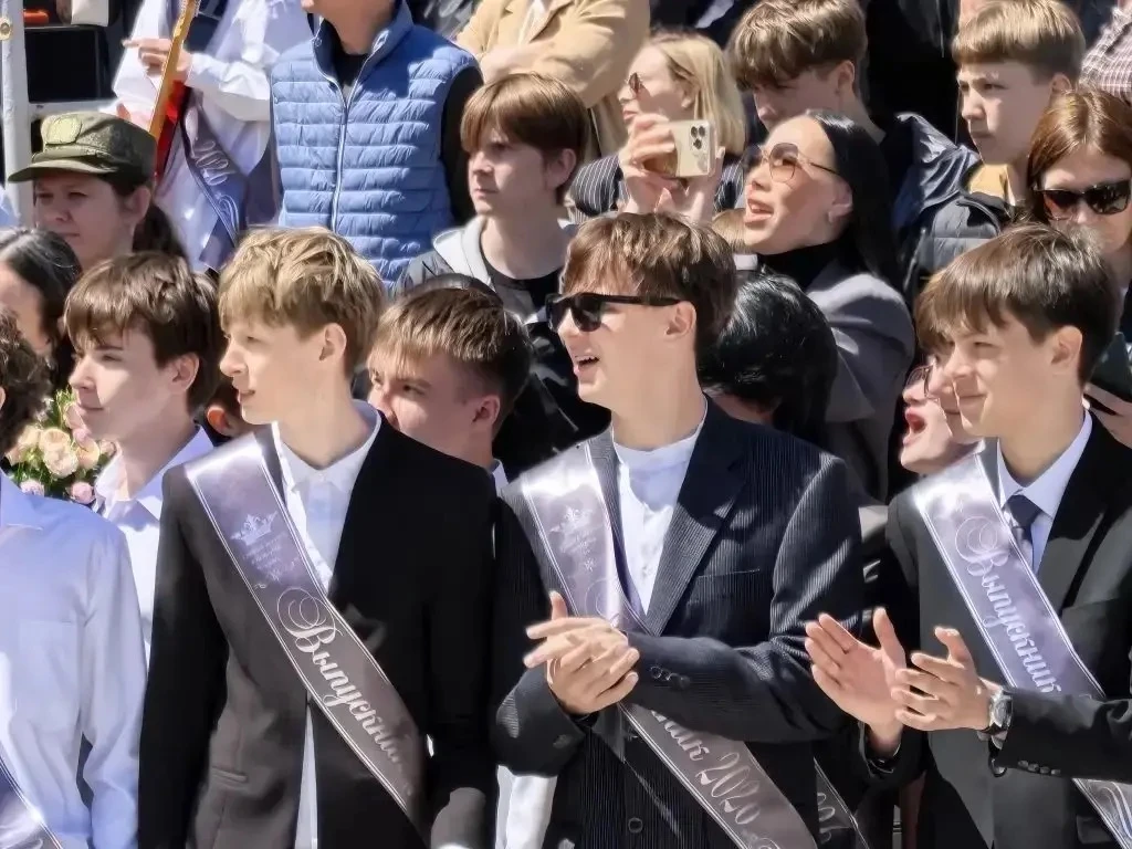 💐Трогательный праздник юности: торжественная линейка прошла для девятиклассников МАОУ СОШ №6 г.   Юж