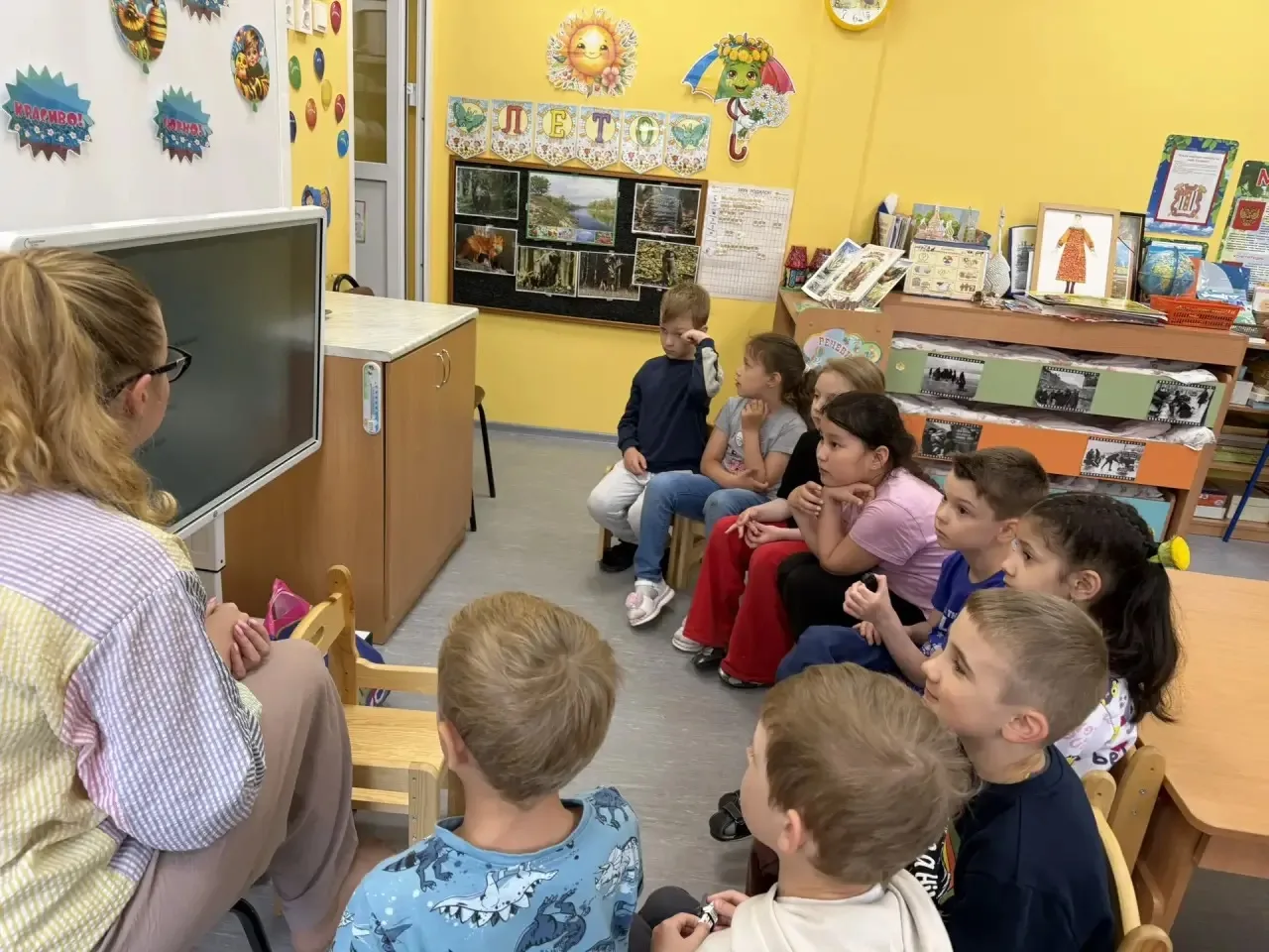 ⚡В группе "Пчёлки" Арина Всеволодовна провела увлекательное краеведческое занятие, на котором ребята