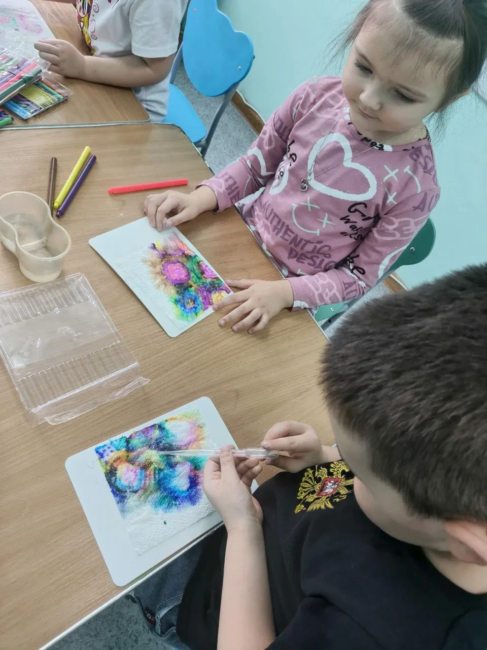 Рисование на бумажных полотенцах. Дошкольники на занятиях дополнительного образования "Рисовашки" об