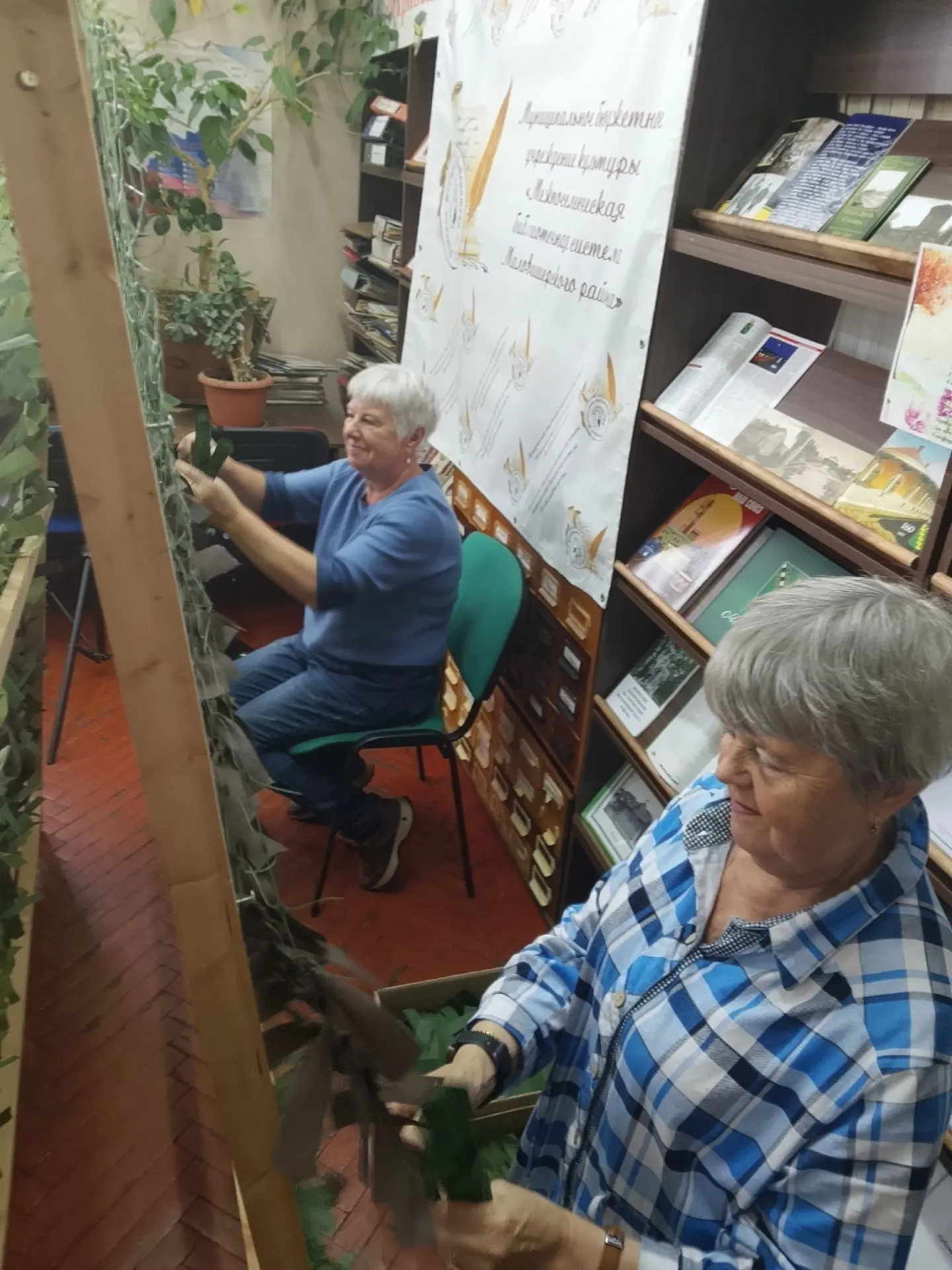Сегодня участницы клуба "Рукотворное чудо" плели очередные маскировочные сети и готовил...