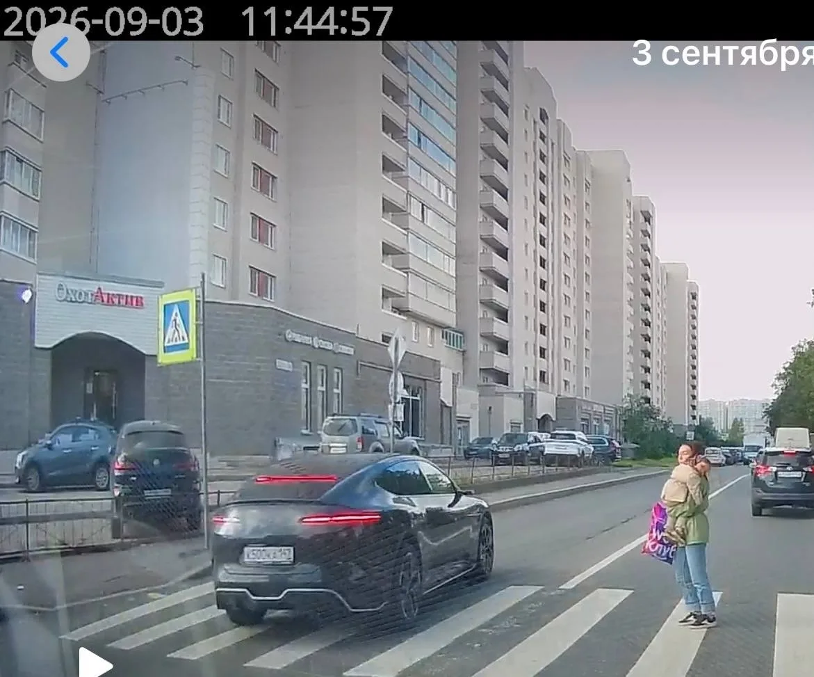 Ул. Типанова поворот на пр. Славы. Дата и время верное. Автомобиль при движении по встр...