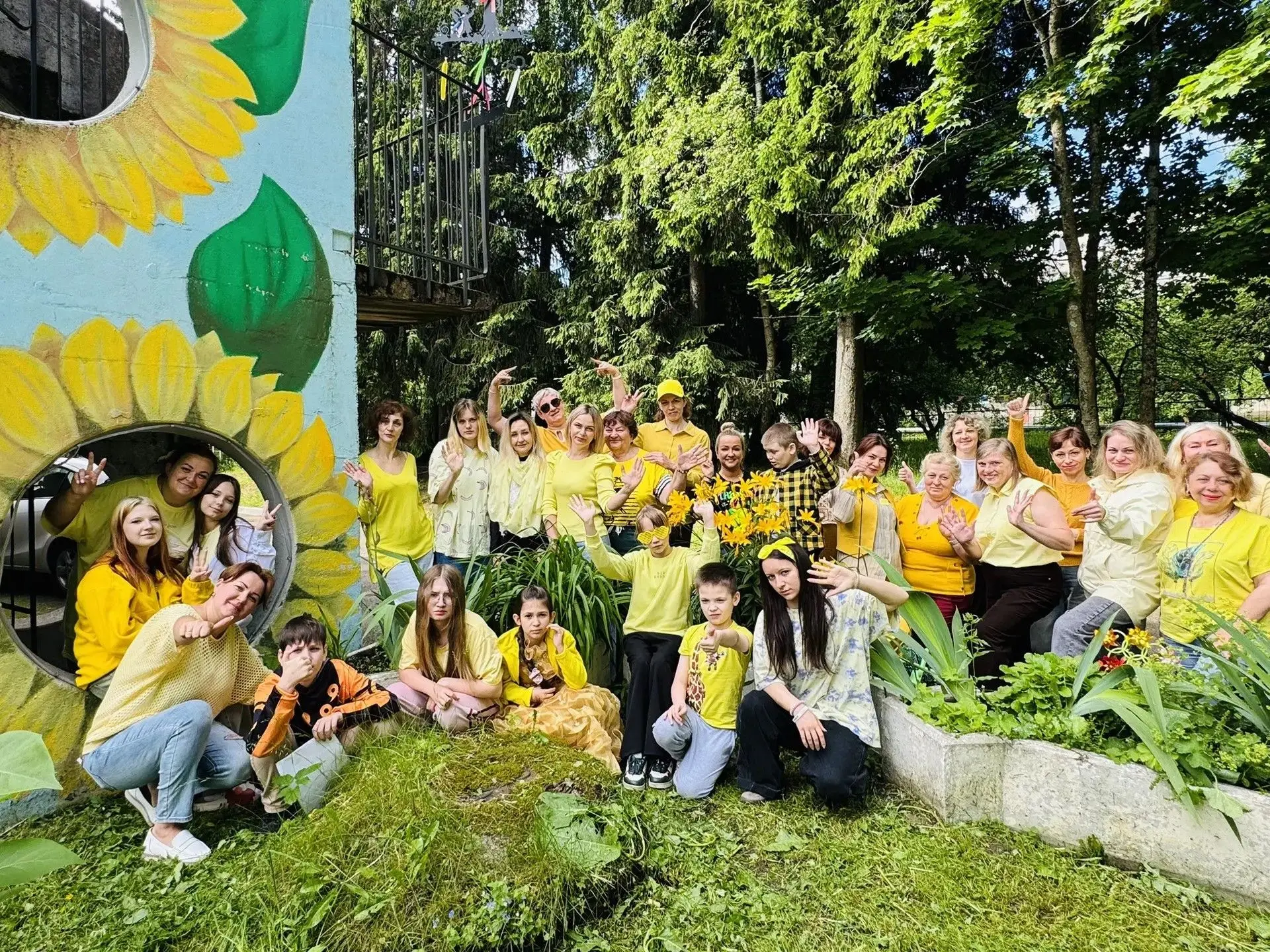 Солнце ☀️наконец-то вышло из-за туч 🌦и наполнило все вокруг ярким желтым цветом💛! Это поднимает на