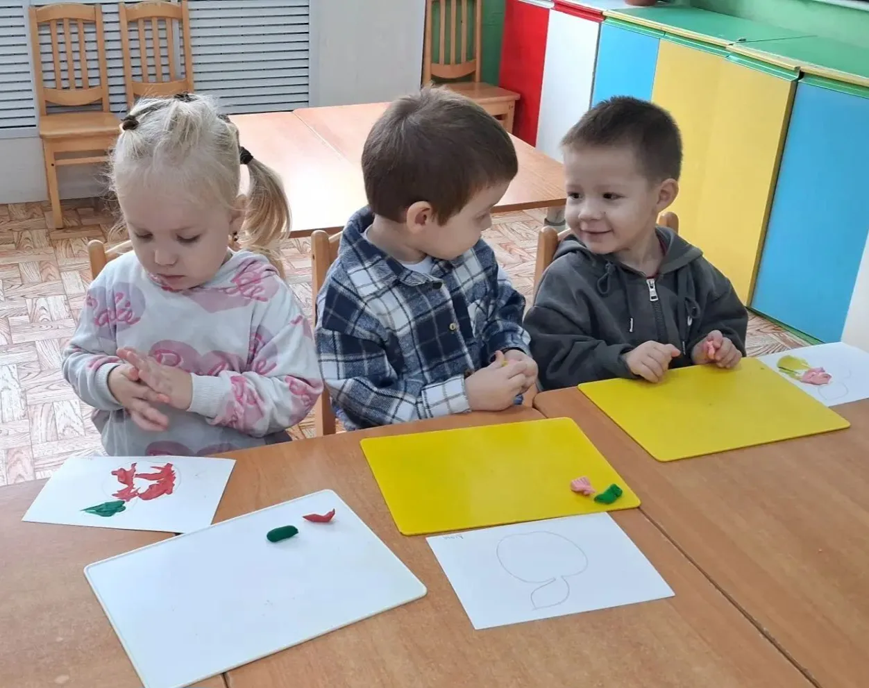 Сегодня с самого утра  кипит работа в группе  "Звёздочки" (воспитатель  РазумоваТ.М.)- ...
