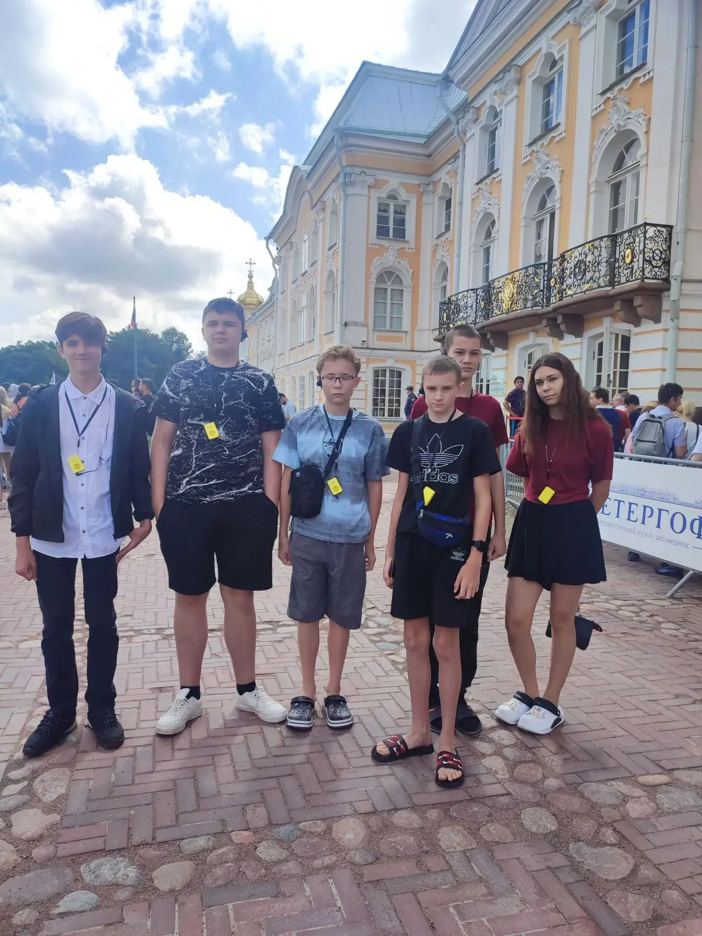 Сегодня у ребят насыщенная экскурсионная программа. Они посетили Петергоф.