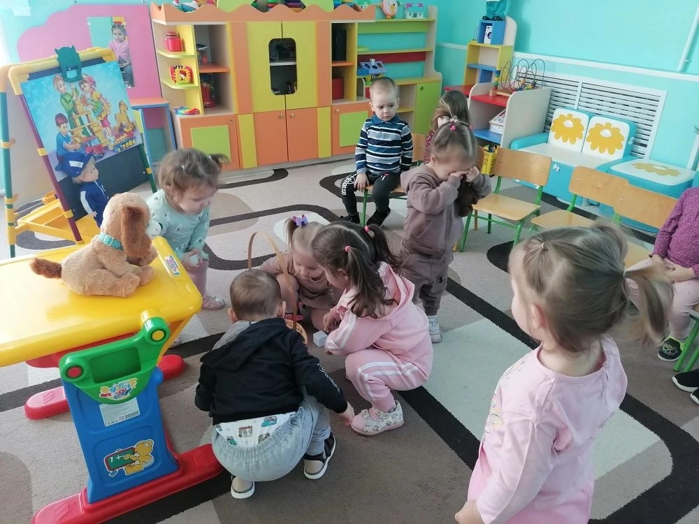Занятие в 1 младшей группе"Солнышко" Развитие речи. Рассматривание картины"Дети играют ...