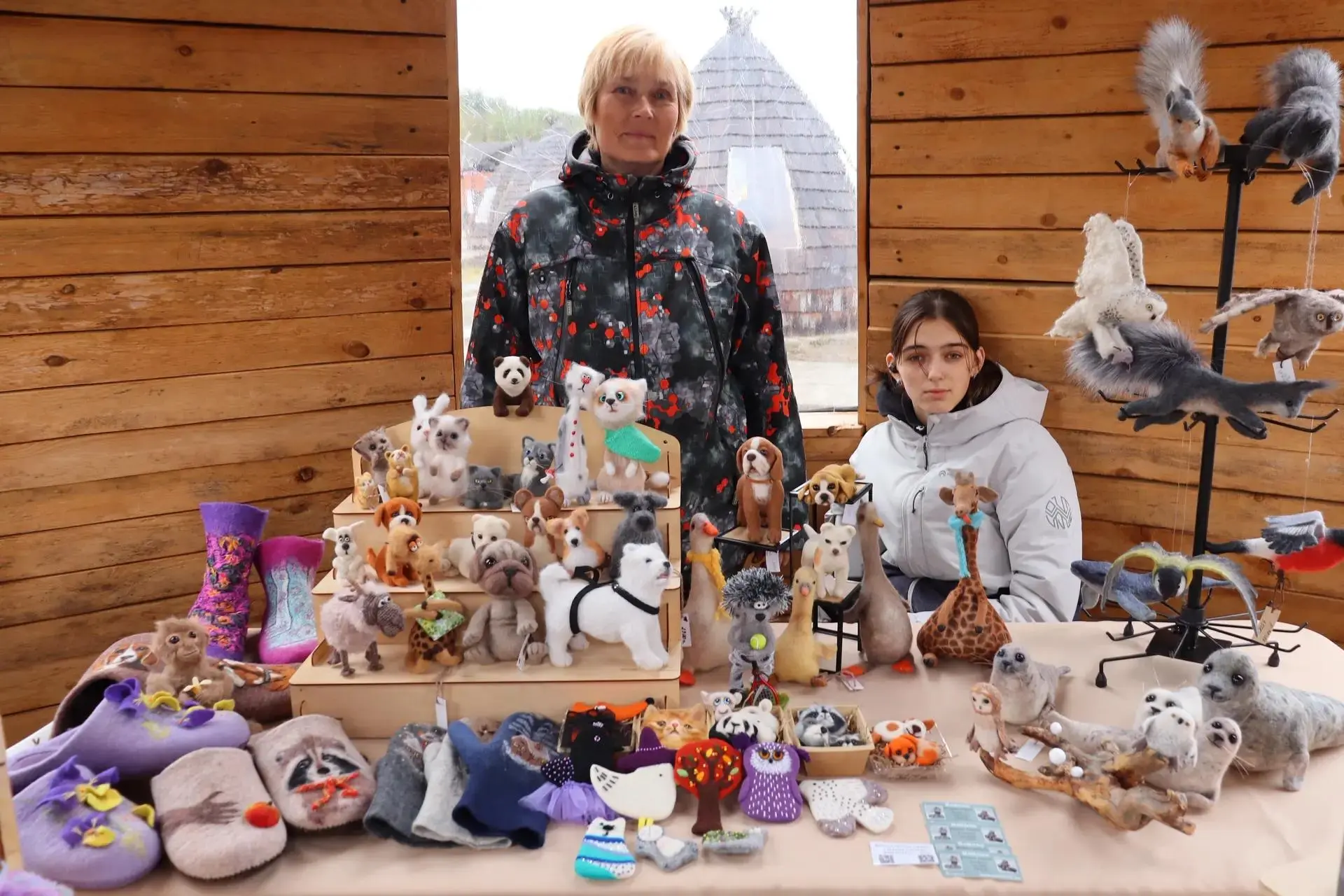 🧵 В рамках фестиваля «Территория дружбы» развернулась яркая и атмосферная ярмарка сувениров ручной 
