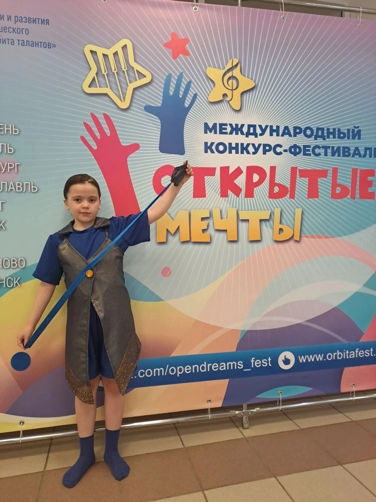 Долгалева Анастасия ученица 1  "А"класса 11.04.2026 года совместно с творческой группой Аквамарин хо