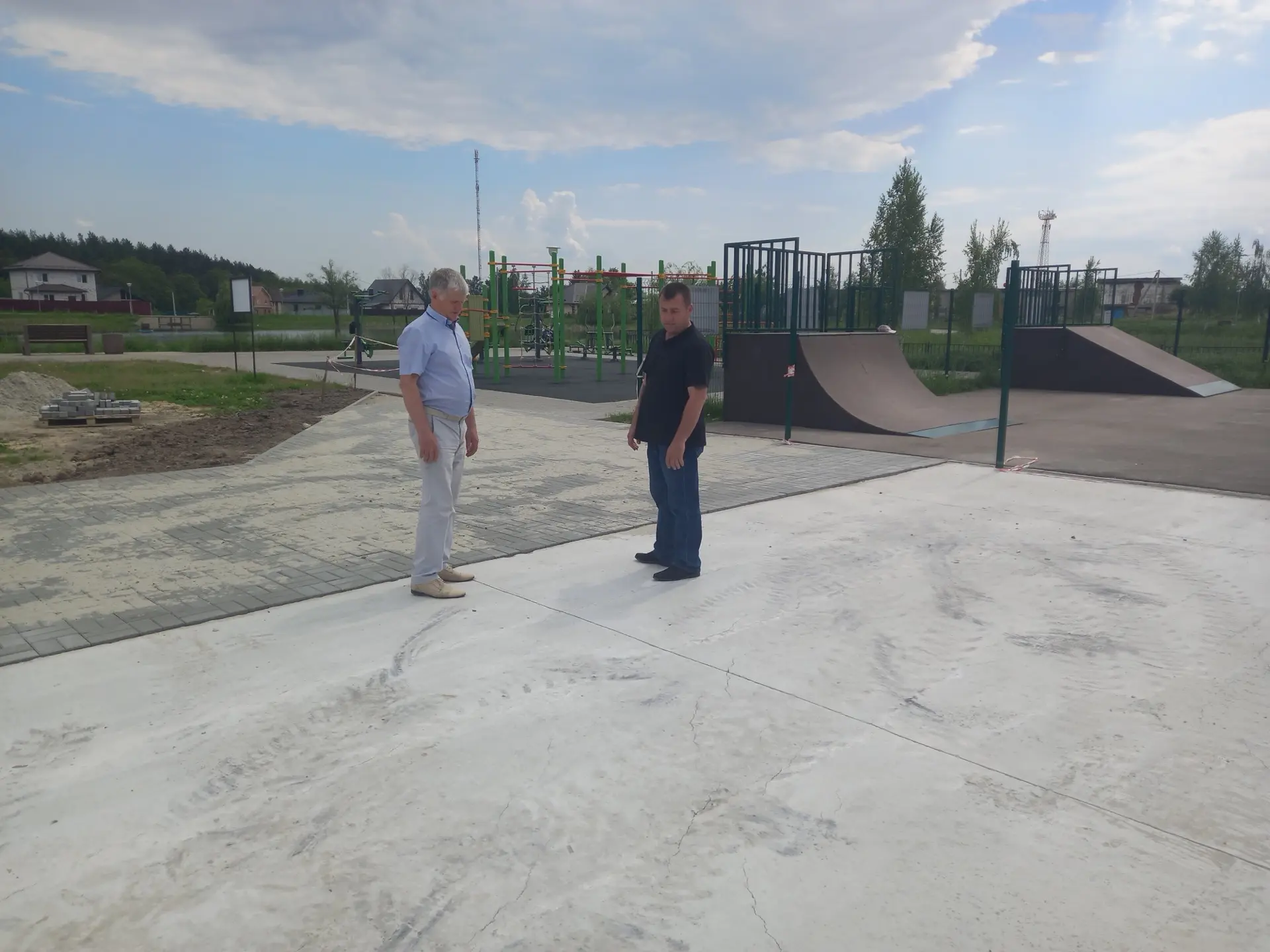 В поселке Маршала Жукова Курского района строят площадку для стритбола