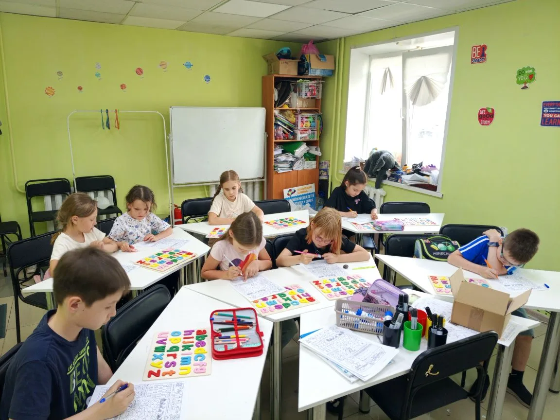 С группой вводного курса закрепили алфавит.