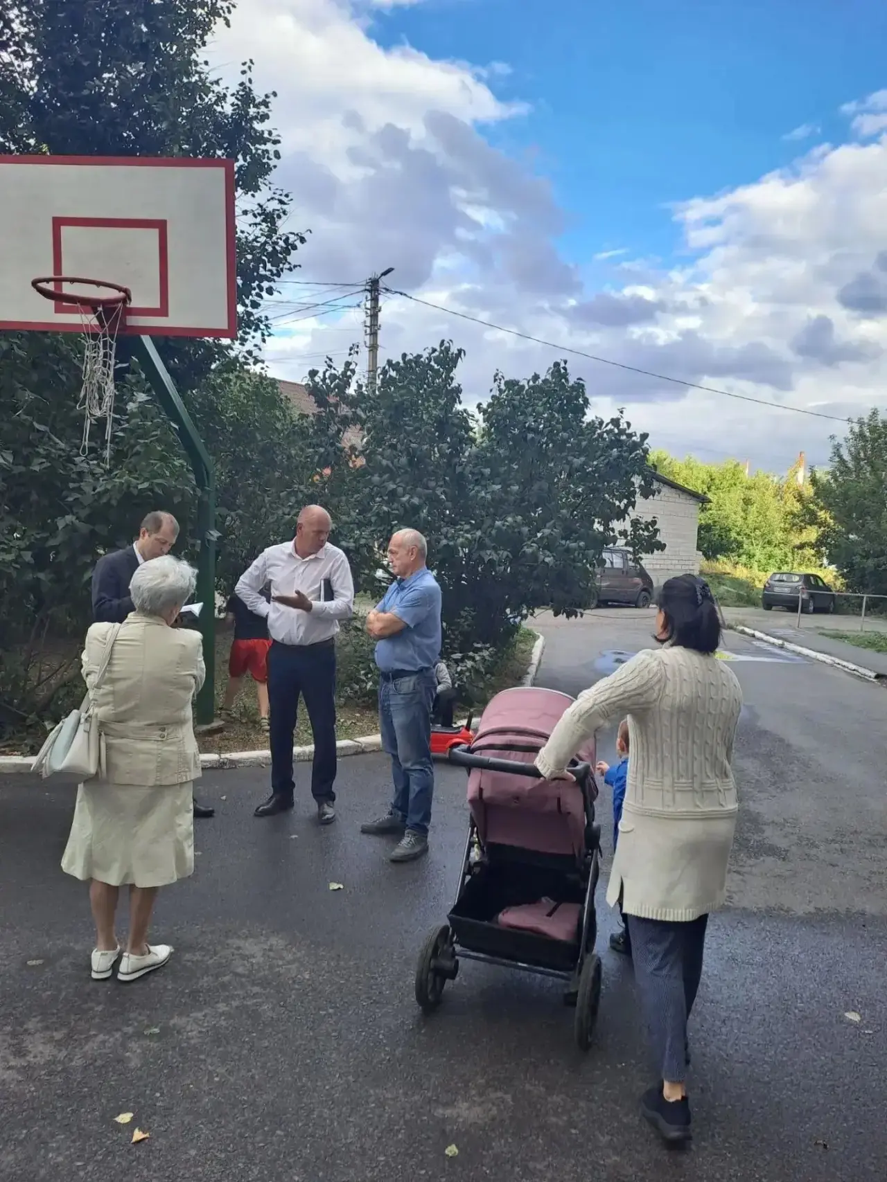🏘️ Депутат Константин Тимофеев провёл встречу с жителями дома №21 по улице 1-я Пушкарн...