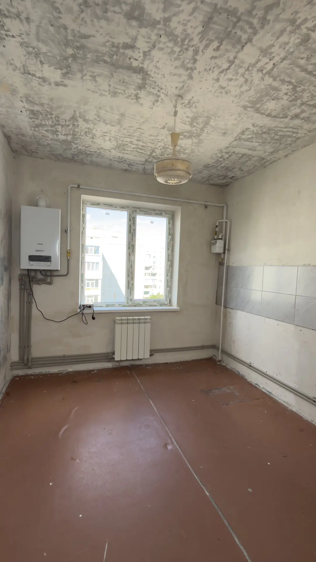 Продаётся в городе Краснодон, просторная 3-комнатная квартира, в тихом зелёном районе н...