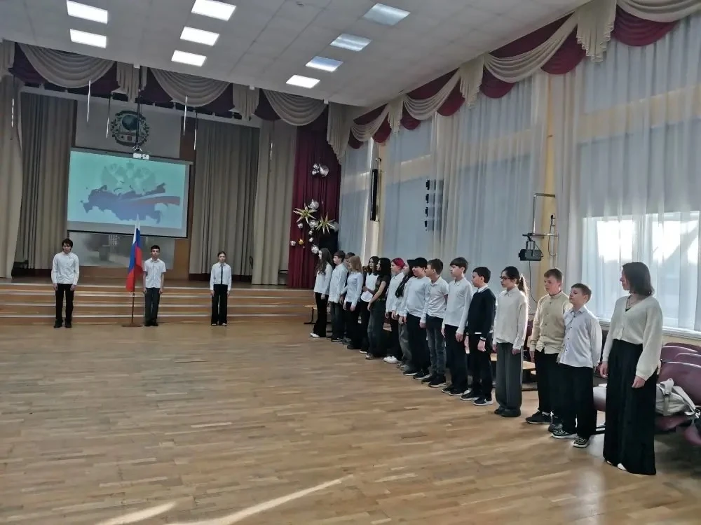 🇷🇺 Новая учебная неделя в нашей школе началась с церемонии поднятия флага Российской Федерации.    💠