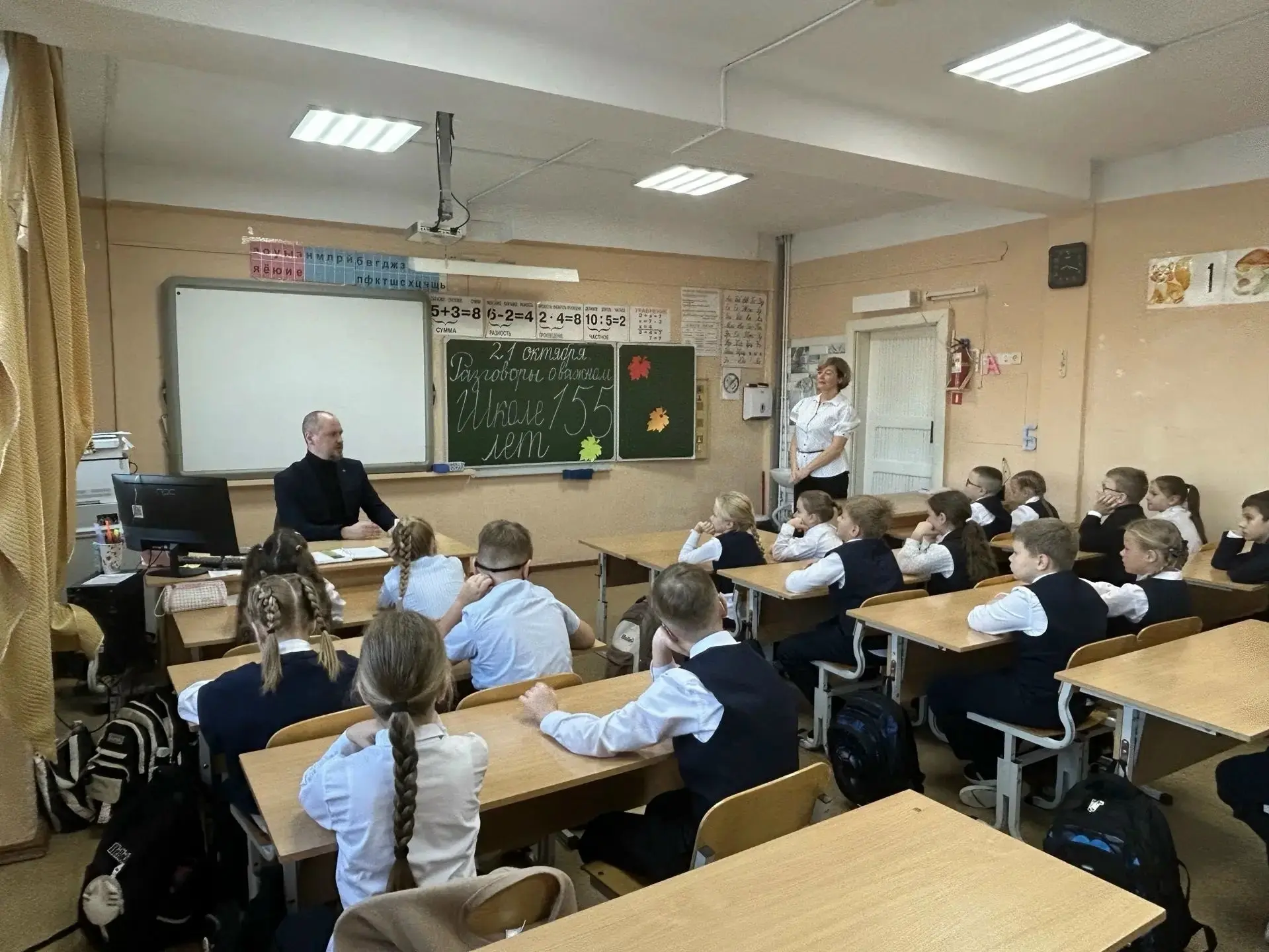 В октябре школа №1 отмечает 155-летие. К юбилею запустили цикл «Классных встреч» с выпу...