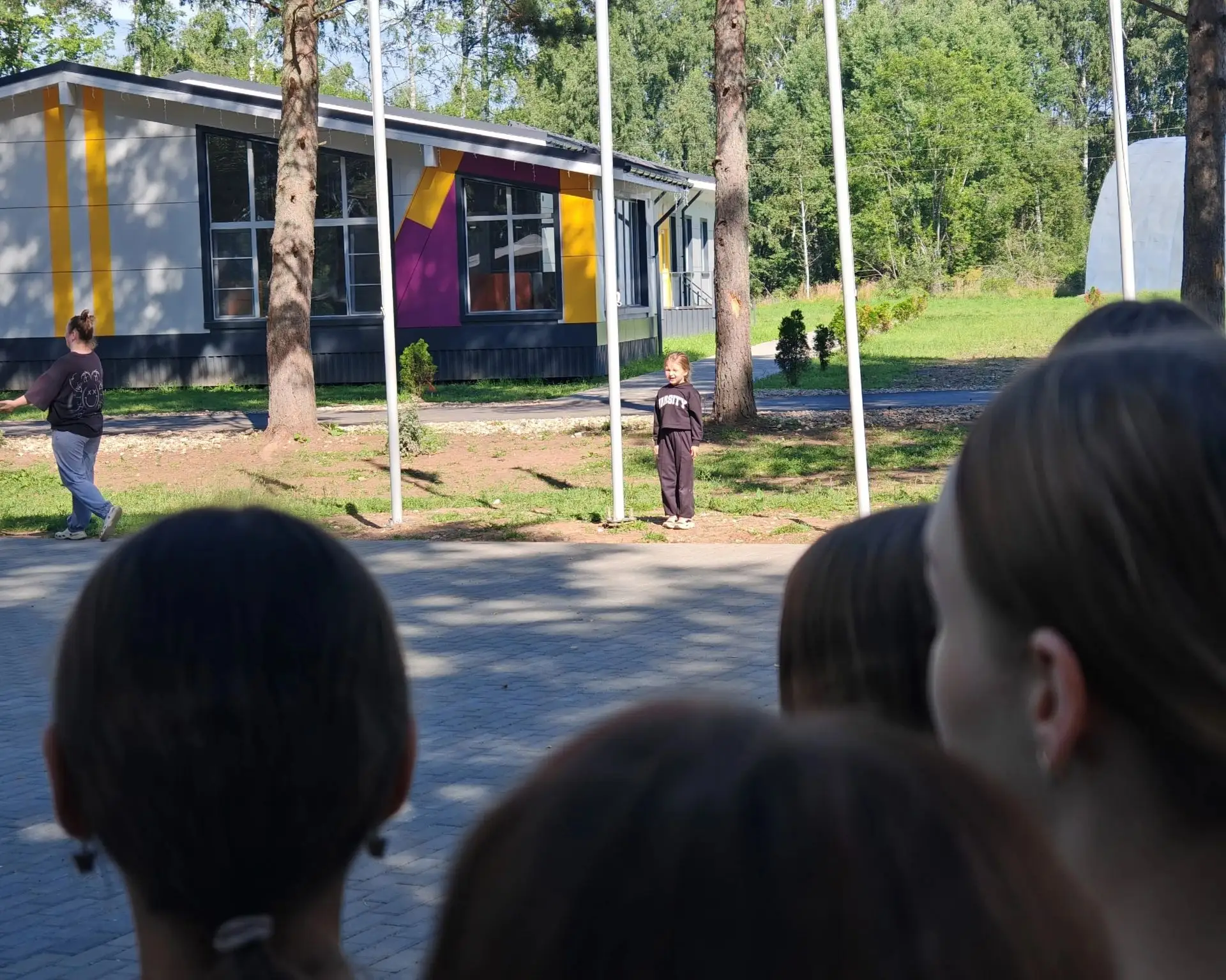 💜 Традиционная утренняя линейка 🧡

• Особый и трогательный момент смены, когда почётное право подн