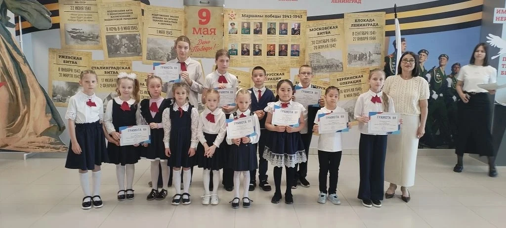 Традиционная торжественная линейка  поднятия флага по понедельникам!🇷🇺🇷🇺🇷🇺 НАГРАЖДЕНИЕ ОБУЧАЮЩИХСЯ М