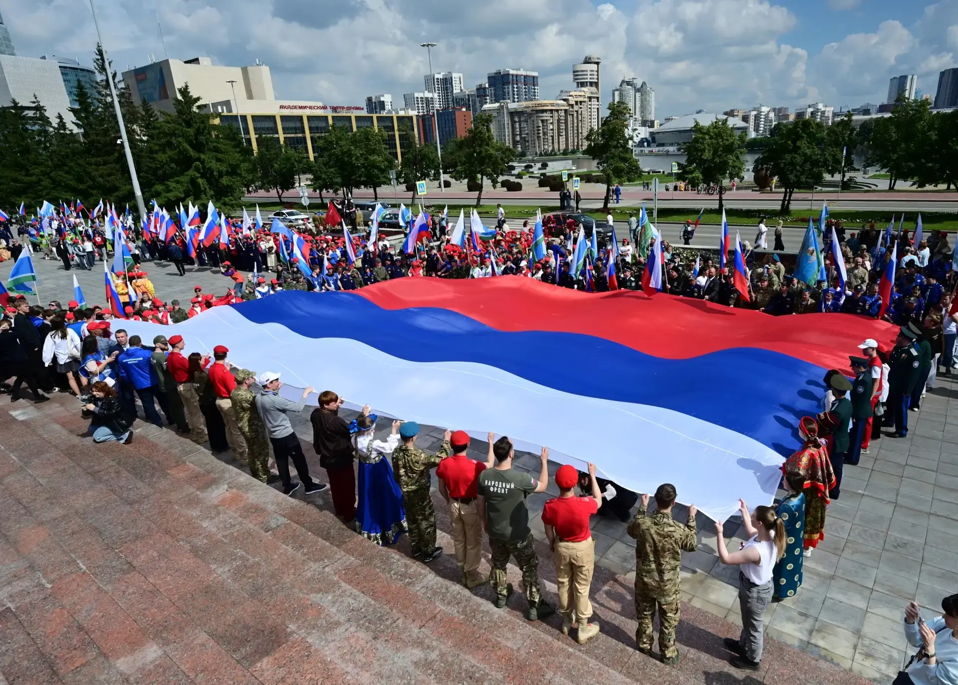 На Октябрьской площади в Екатеринбурге состоялась торжественная церемония передачи государственных ф