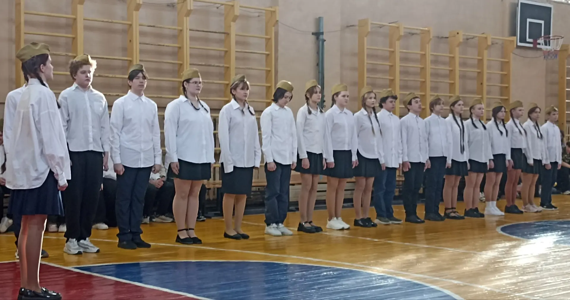 ✍️Накануне Дня Защитника Отечества в школе традиционно  прошёл Смотр строя и песни👮‍♀️. Участники с 