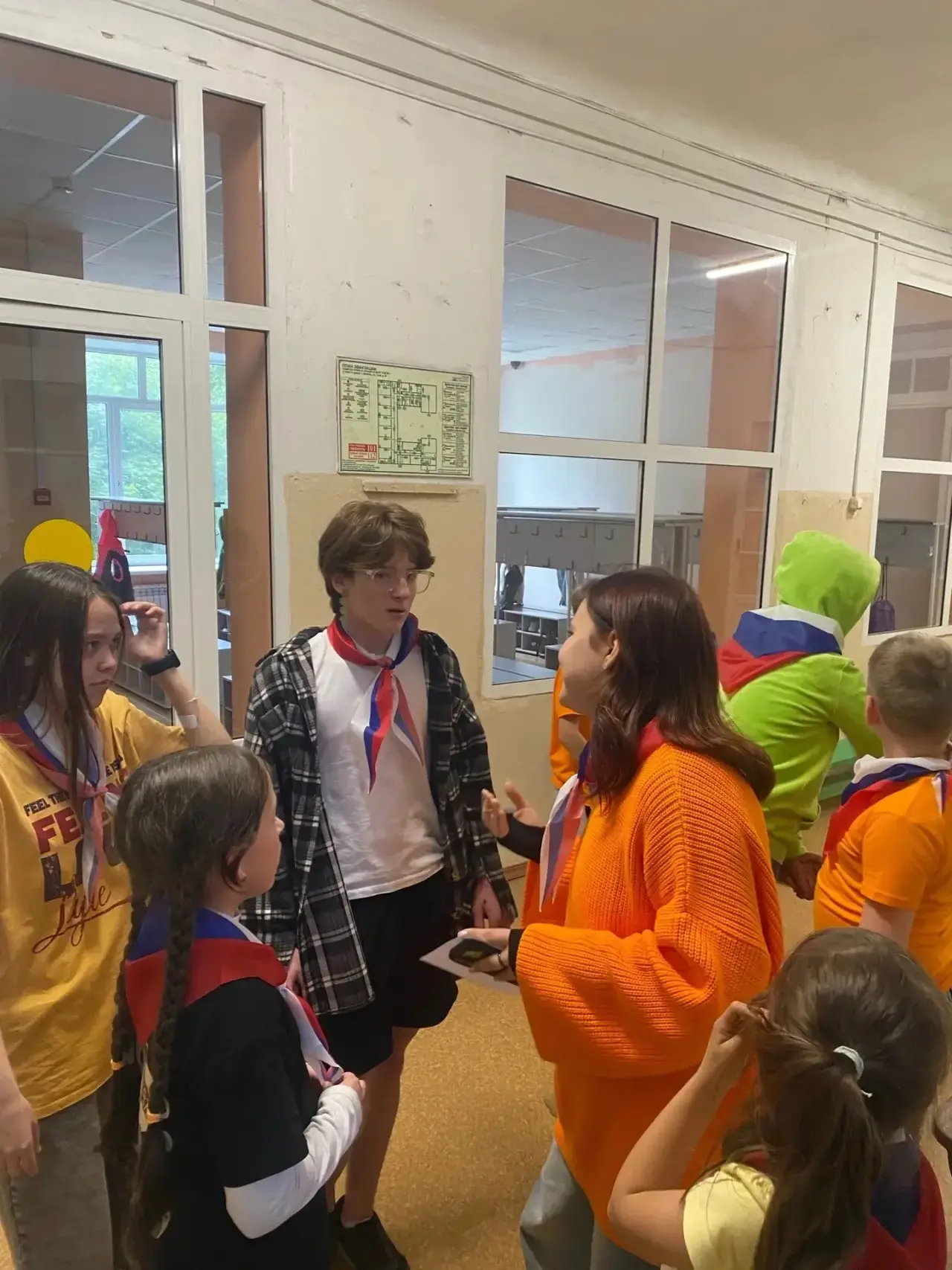 ☀️ Второй день смены «Первых» в лагере «Солнышко» прошел интересно: отряды украшали кабинеты, готови