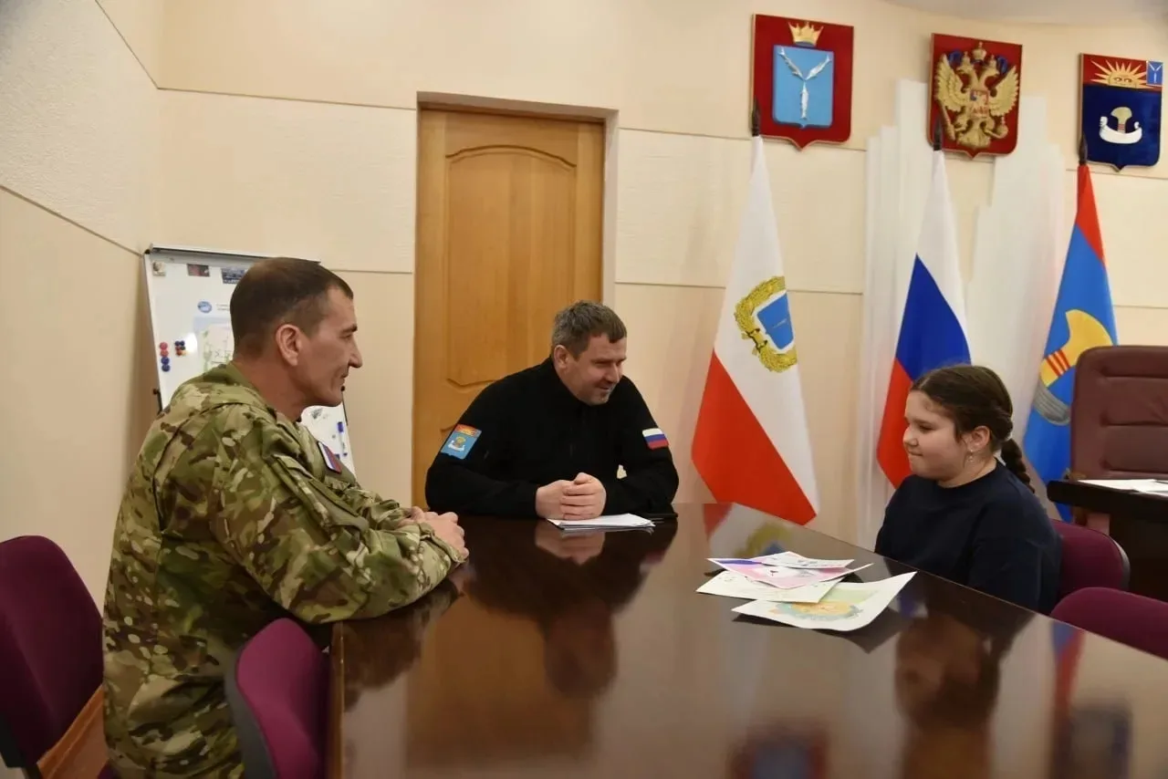 Ученица Лицея №1 передала свои рисунки участнику программы «Наши Герои», военнослужащем...