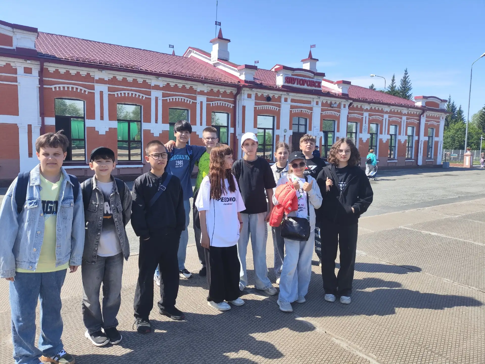 Летние каникулы ученики 5 А класса начали с поездки в город Ялуторовск. В Ялуторовске е...