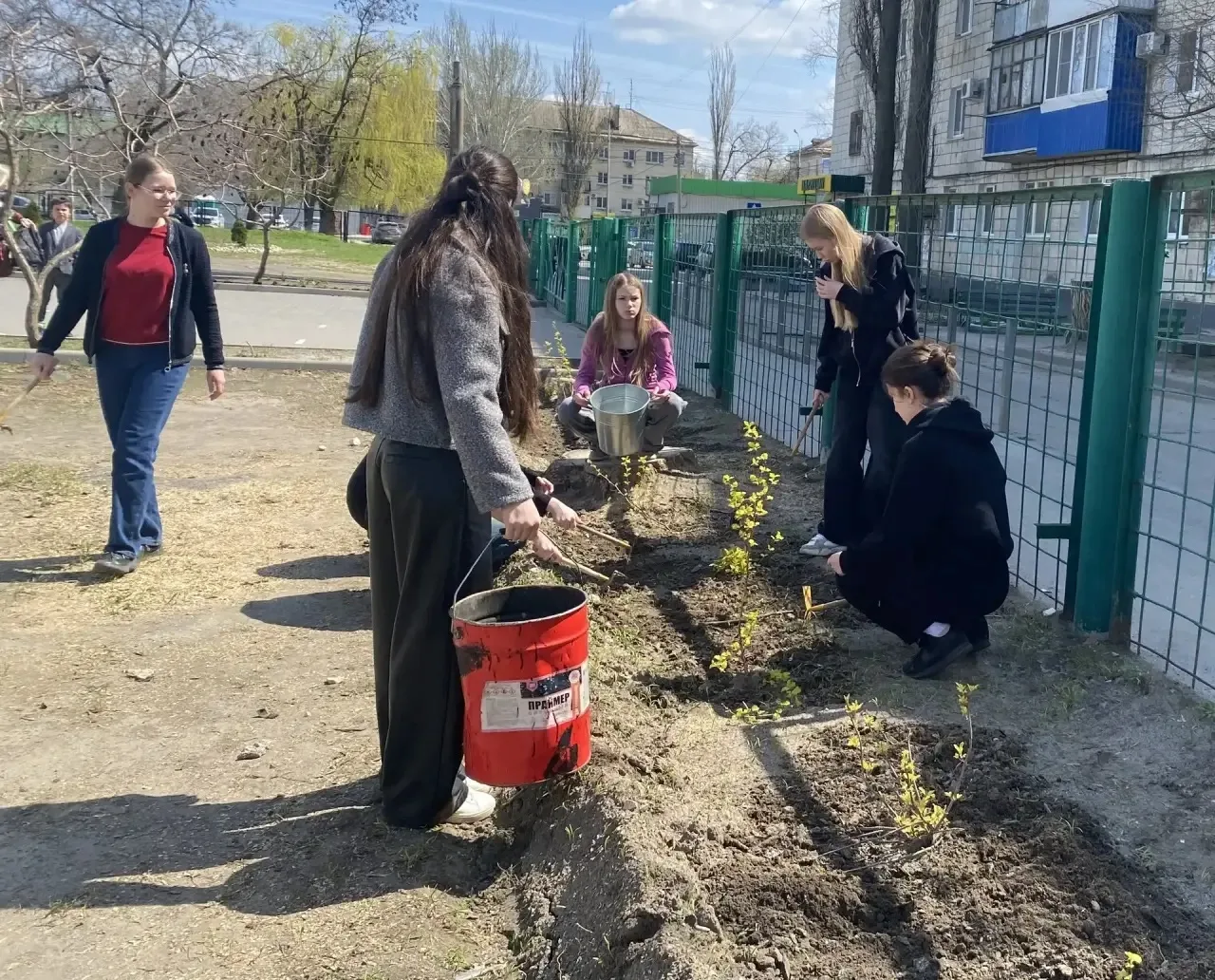 🌱 Благоустройство школьного двора: вклад наших учеников! 🌱  Сегодня на территории школы прошла масшт