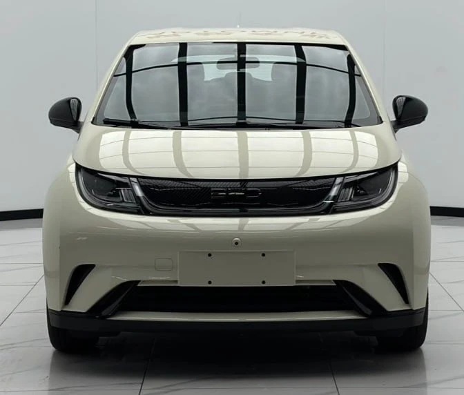 BYD Dolphin — яркий электромобиль 2025 года с запасом хода 420 км
