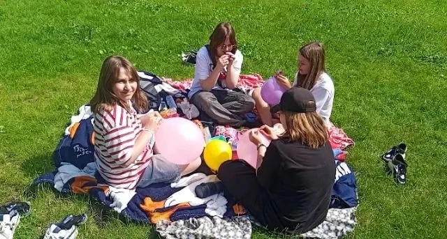 10 июня отряд "Краеведы" отдыхают в самом зелёном местечке города Тюмени, в экопарке За...