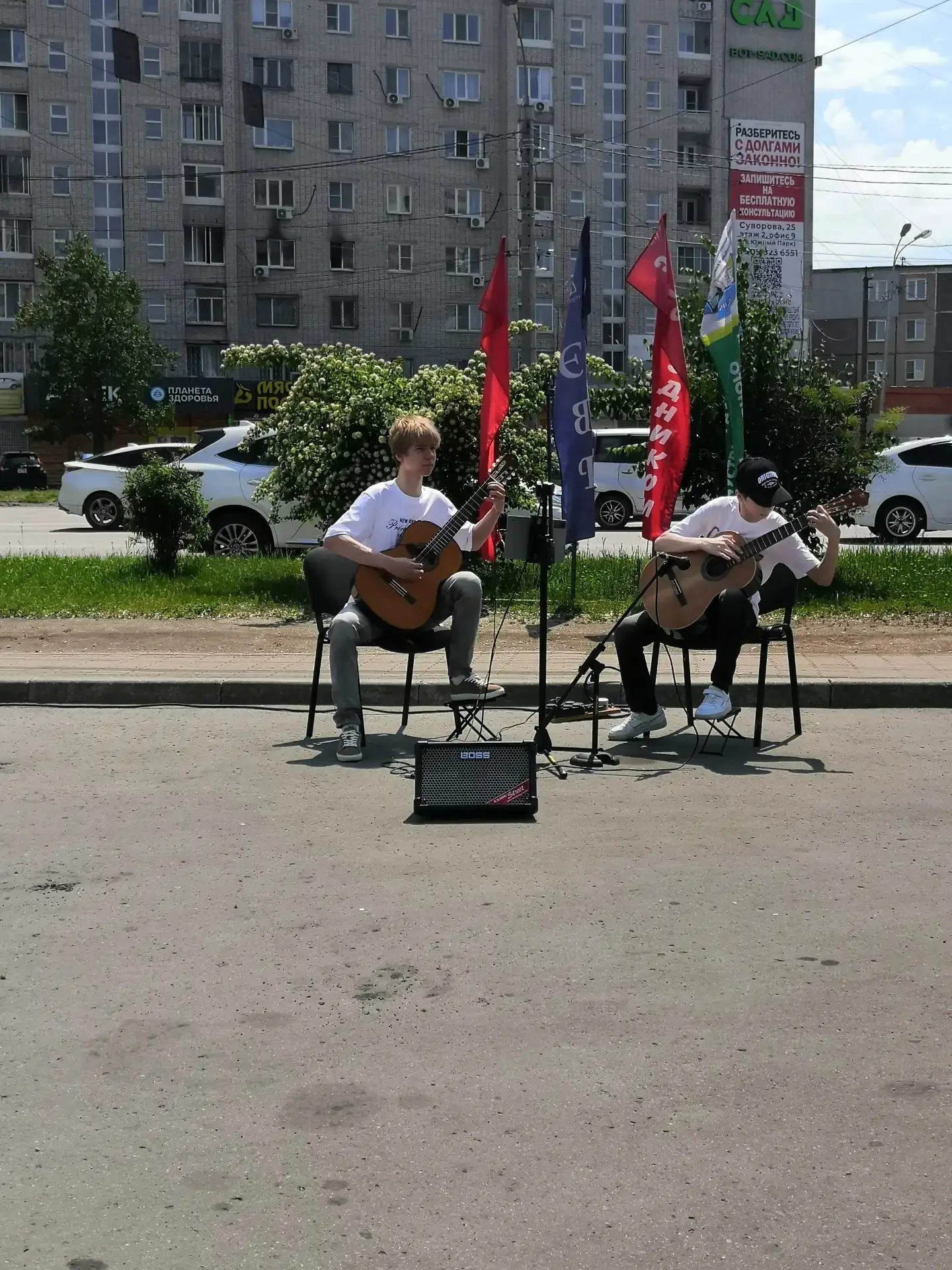 12 июня на площади перед торговым центром "ЭВР" состоялся праздничный  концерт, посвящённый "Дню Рос