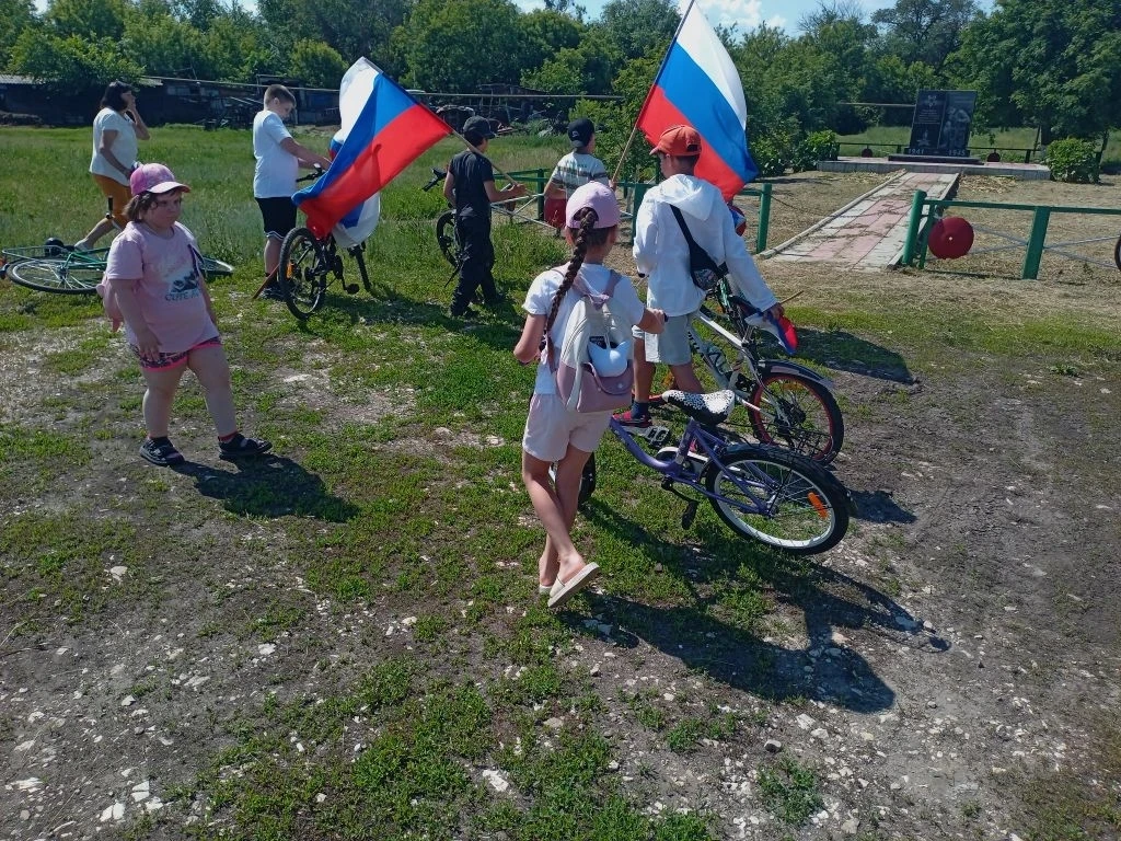 11.06.2026

 Очередной день досуговой площадки МБОУ СОШ с. Каменки начался с работы на пришкольном у