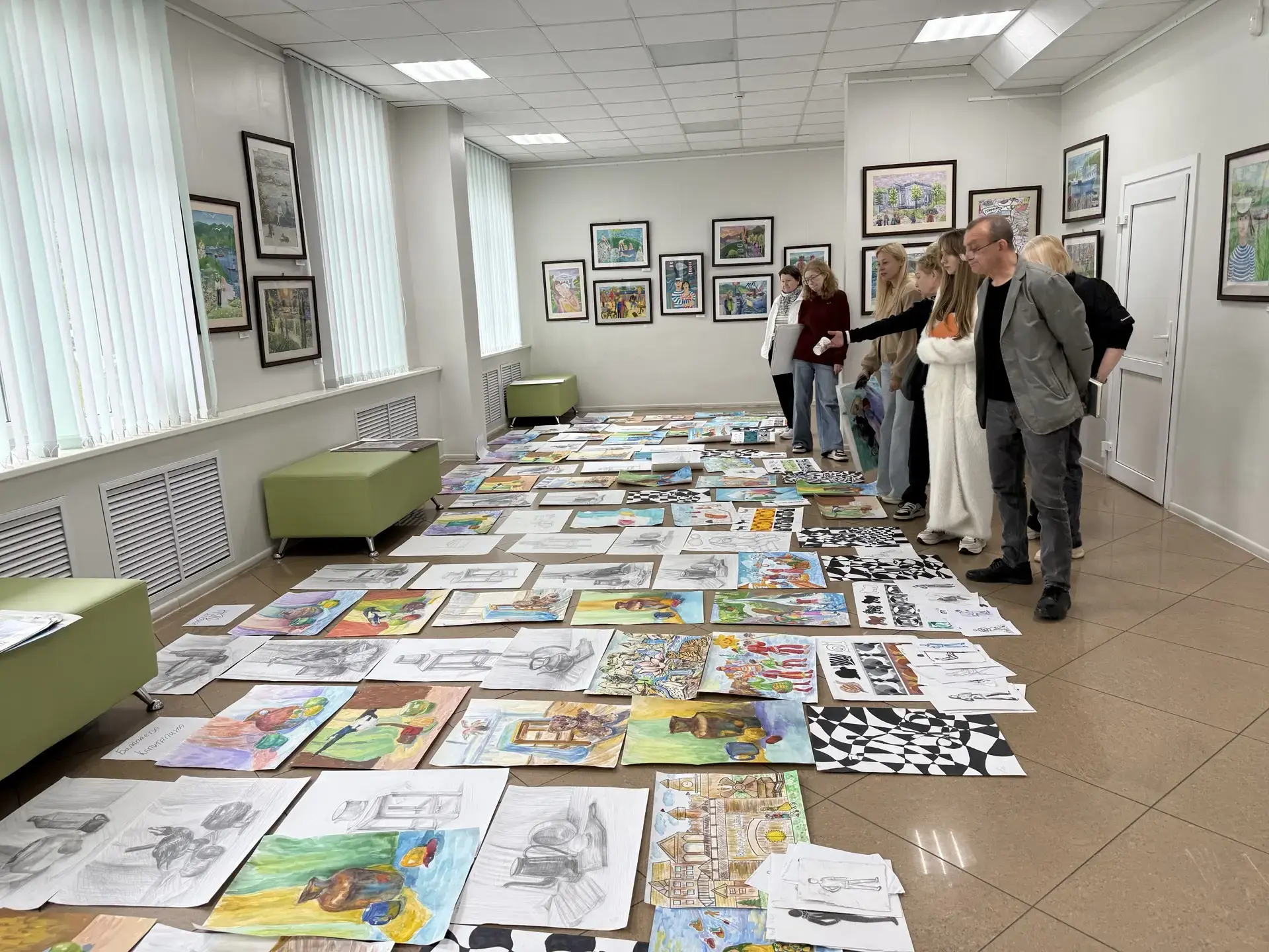 🎨  В нашей школе прошел просмотр работ учеников старших классов. Ребята находятся на финишной прямо