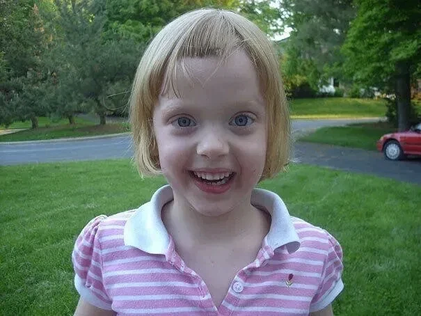 Во втором классе я мечтала о чёлке. У всех чёлки, а у меня лоб, как не пойми кто. И мам...