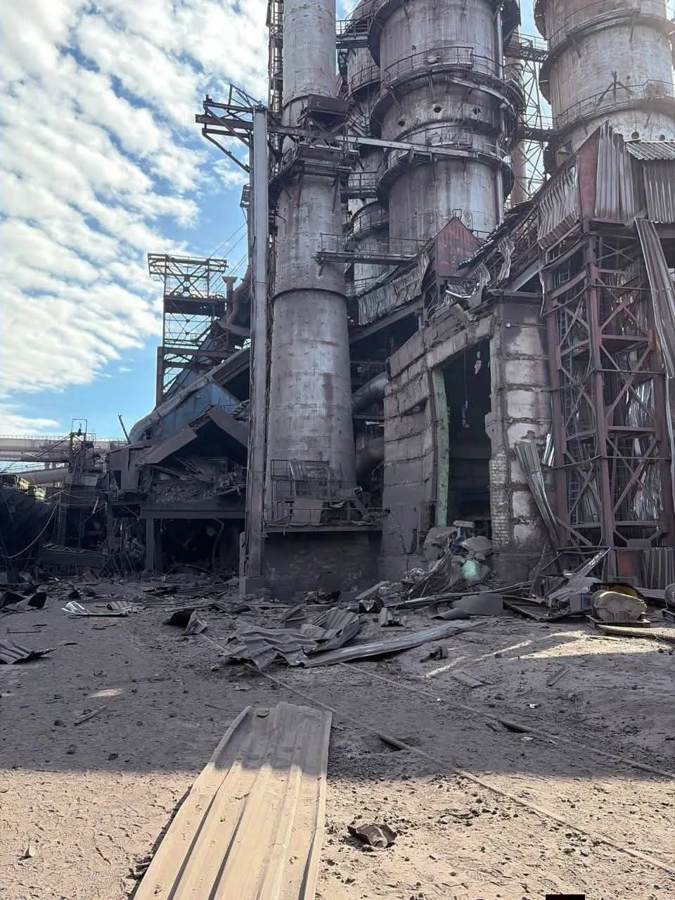 Кадры комбината "Каметсталь" в Каменском после российского удара.