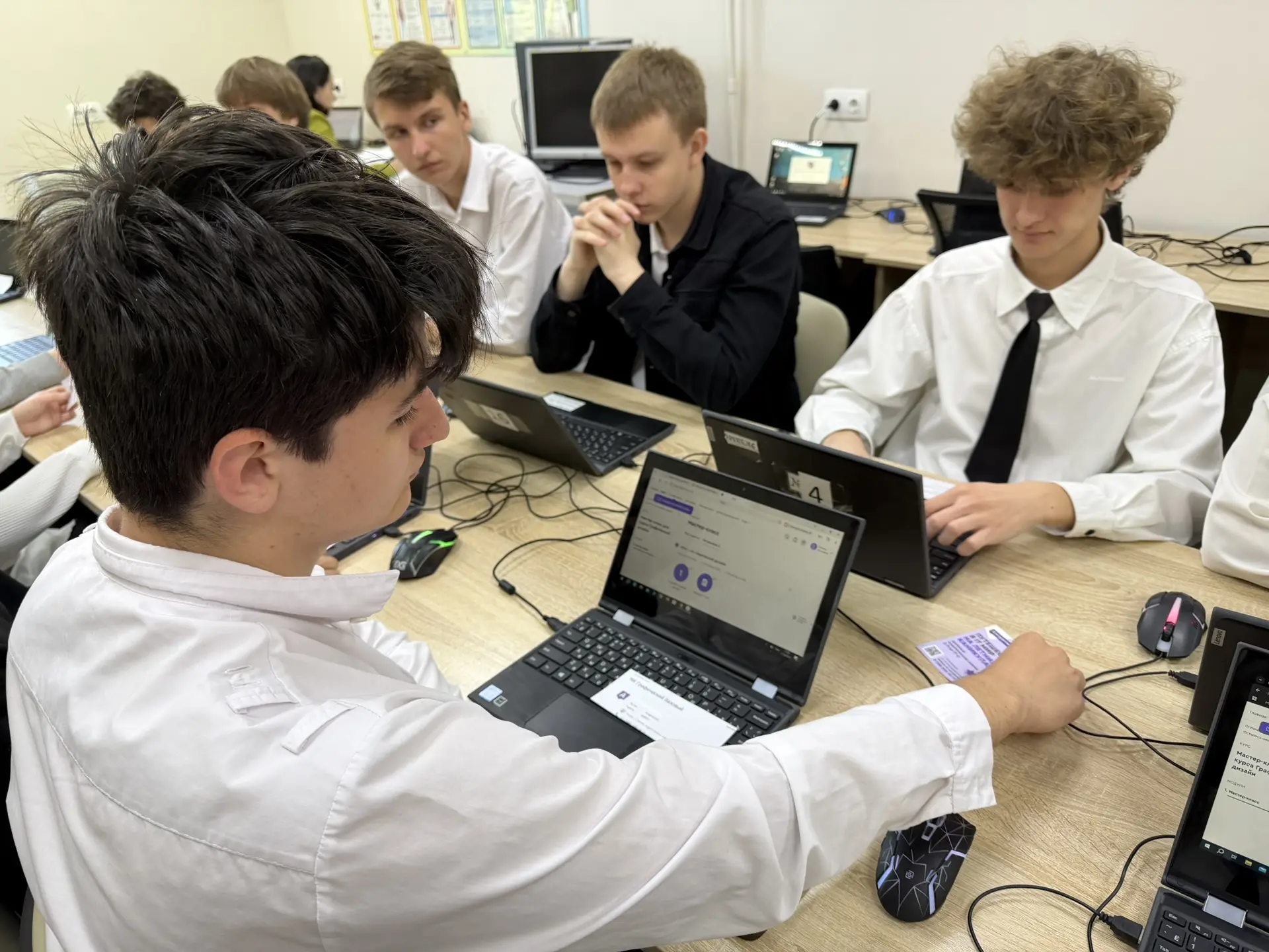 Кем быть? А давайте попробуем дизайн! 🧑‍💻✨  9-е классы закрыли неделю профориентации мощным мастер-к