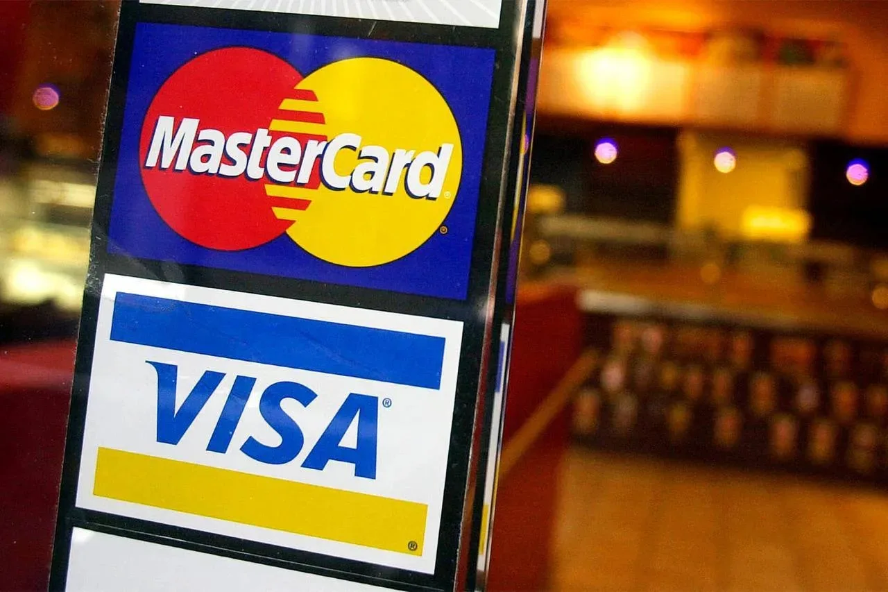 В России предложили постепенно вывести из обращения карты Visa и Mastercard, обнулив межбанковское в