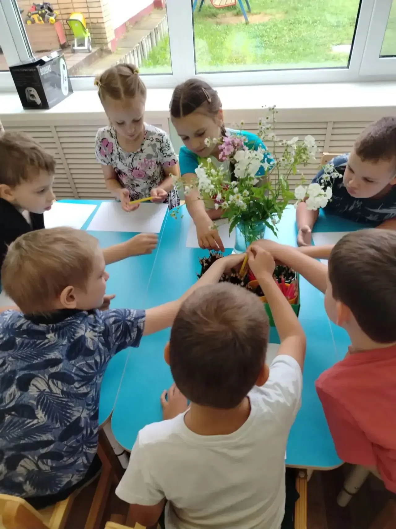 Несмотря на унылую погоду, дети с удовольствием рисуют лето. Ведь лето - это удивительное время года
