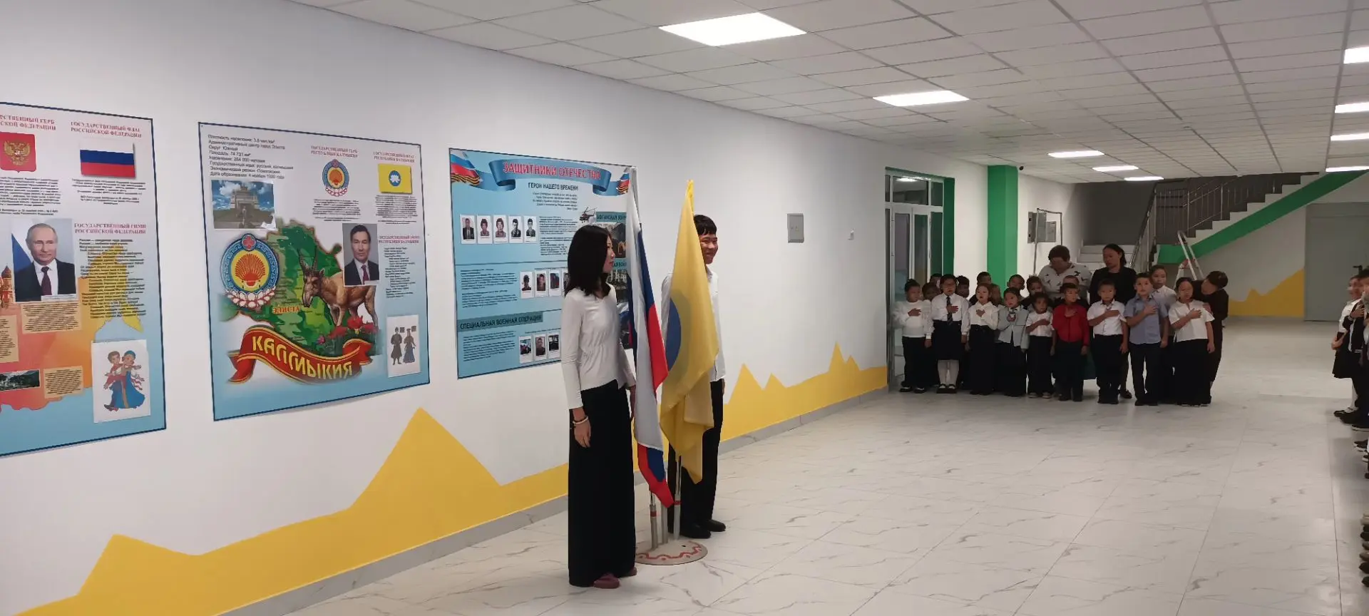 🇷🇺Торжественное начало учебного дня ознаменовалось официальными церемониями: звучание...