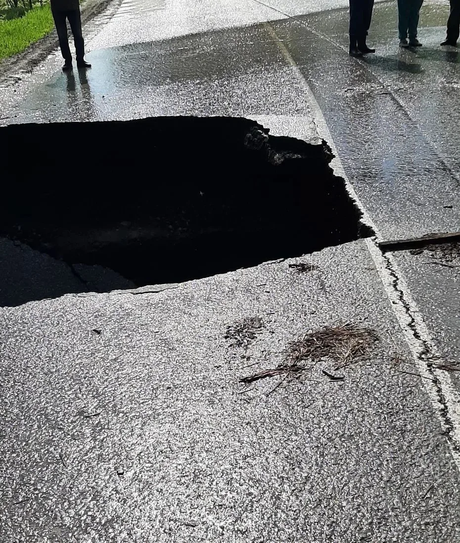 🗣️от Подписчика: От вчерашнего дождя в п. Мирном пропала дорога!!! Теперь проезд тольк...